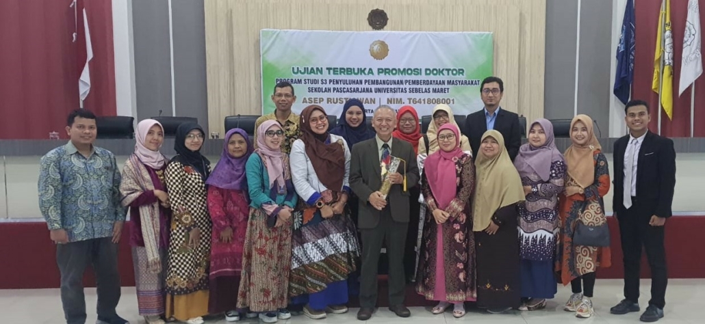 Foto Bersama Dr., drh. Asep Rustiawan, M.S dengan perwakilan Dosen FKM UAD dalam Ujian Terbuka Promosi Doktoral