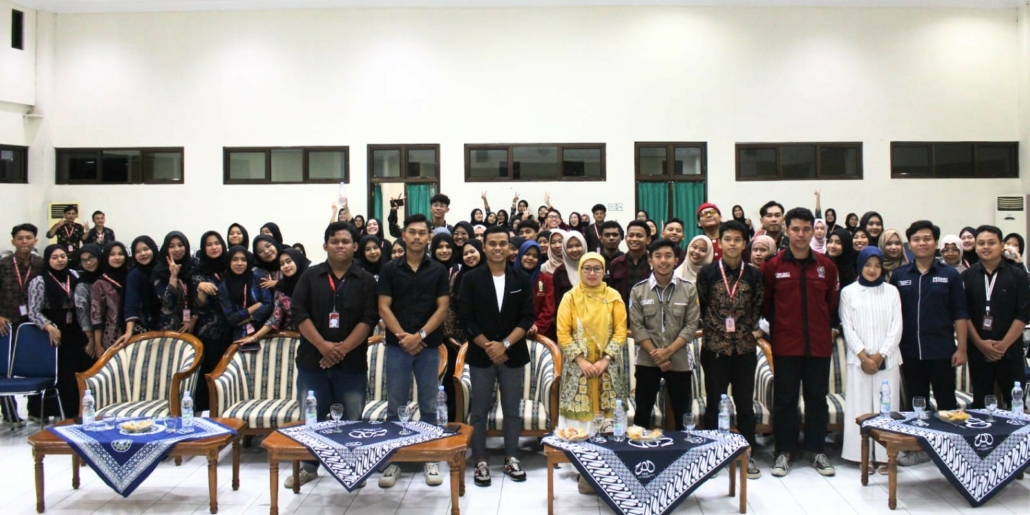 Foto Bersama Grand Opening Milad Refulgent FKM UAD ke-22