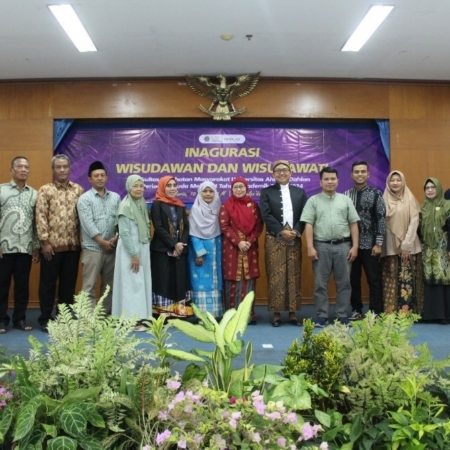 Foto Bersama dengan para tamu undangan Inagurasi FKM UAD 2024