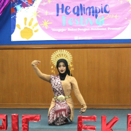 Penampilan tari oleh mahasiswa dalam Opening Healimpic Festival 2024