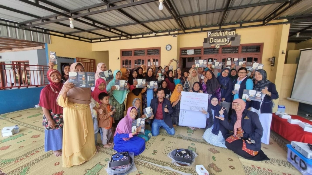 Foto bersama warga Pedukuhan Dawung, tim Puskesmas Prambanan dan Tim Magister Kesehatan Masyarakat FKM UAD alam acara Promosi Edukasi Kesehadan dan FGD Pencegahan dan Pengendalian Leptospirosis