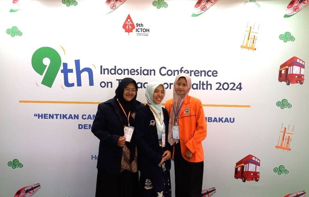 Isah Fitriani (Mahasiswa S2 FKM), Dr. Heni Trisnowati, SKM, MPH (Dosen FKM) dan Zulva Ferdiana Kulsum (Mahasiswa S1 FKM) berpartisipasi dalam acara 9th Indonesian Conference on Tobacco Or Health