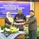 Potong tumpeng sebagai simbolis Milad FKM ke-22 oleh Ibu Rosyidah, S.E., M.Kes., Ph.D (Dekan FKM UAD), Bapak Ahmad Faizal Rangkuti, S.KM., Prof. Dr. Muchlas, M.T. (Rektor UAD) dan M.Kes. (Kaprodi Kesmas FKM UAD)