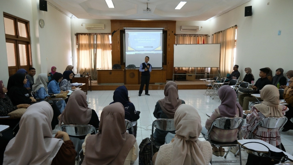 Trainer Cristal Indonesia Management (CIM) memberikan pelatihan Achievement Motivation Training (AMT) kepada para Mahasiswa dalam acara Skripsi Camp