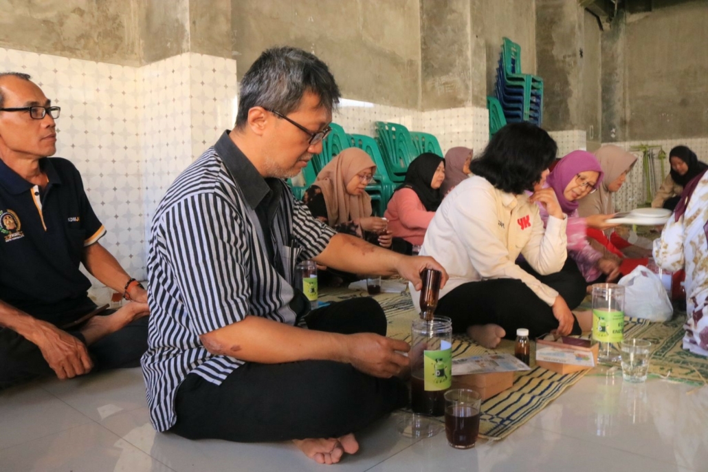 Antusias Warga Kalurahan Notoprajan dalam acara Pelatihan Eco Enzyme oleh Tim PPK ORMAWA IMM FKM UAD