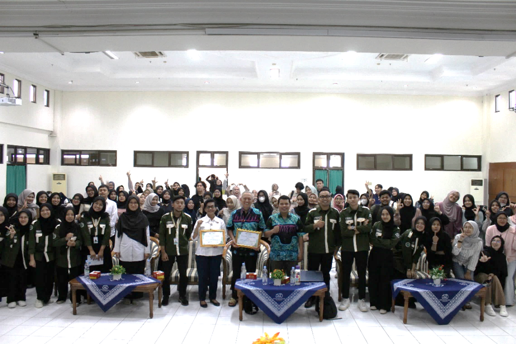 Foto Bersama Kuliah Tamu Peminatan Kesehatan Lingkungan dengan Tema Cleanliness Health, Safety, and Environment Sustainbility (CHSE)