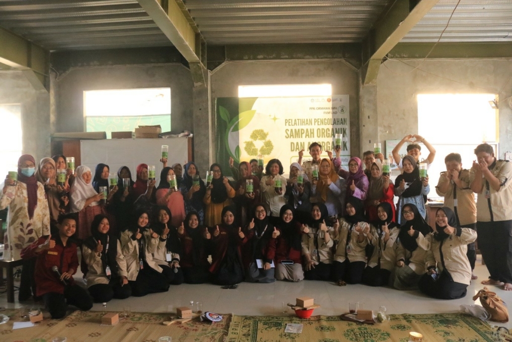 Foto Bersama Peserta Pelatihan Eco Enzyme oleh Tim PPK ORMAWA IMM FKM UAD