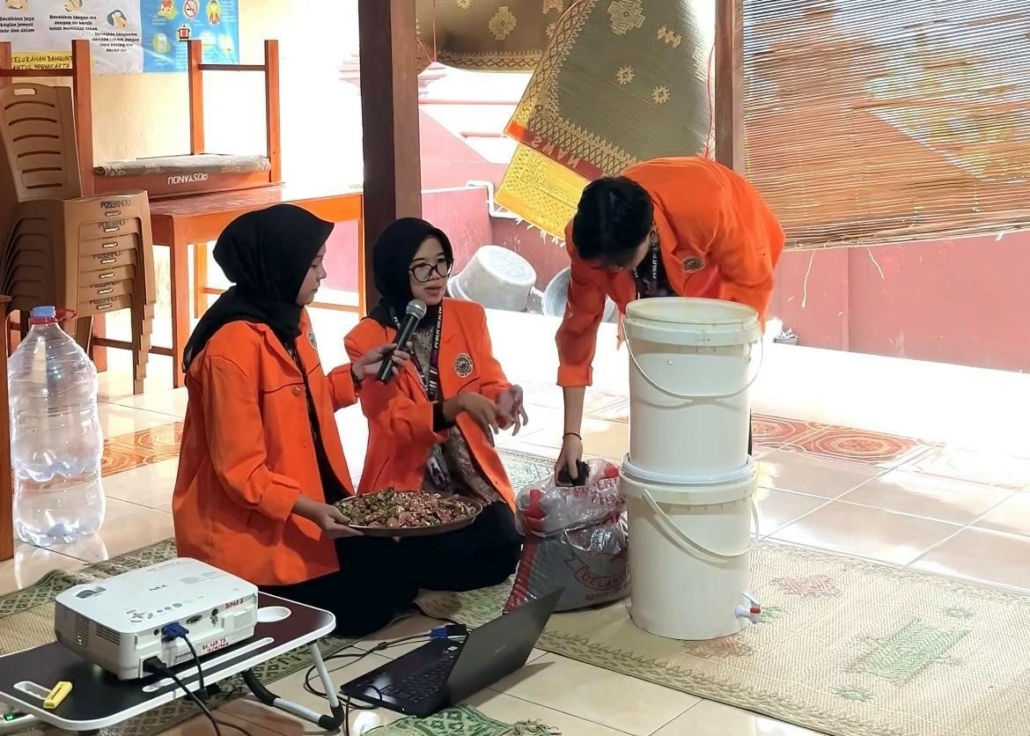 Penyuluhan dan Pelatihan Pembuatan Ember Tumpuk oleh Tim PBL Mahasiswa FKM UAD