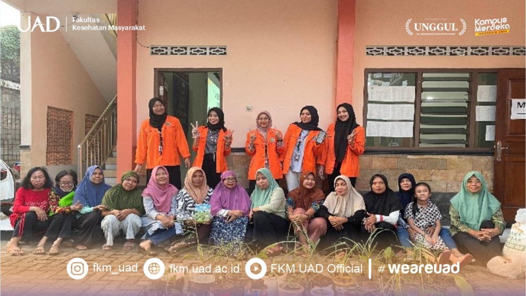 Foto Bersama Warga dan Tim PBL Mahasiswa FKM UAD dalam Acara Pelatihan Takakura Dan Pemanfaatan Barang Bekas