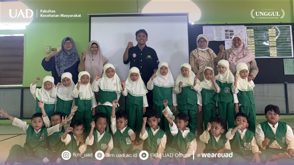Tanamkan PHBS Sejak Usia Dini, Mahasiswa FKM UAD Hadir di Tengah Anak-Anak TK ABA Suryowijayan