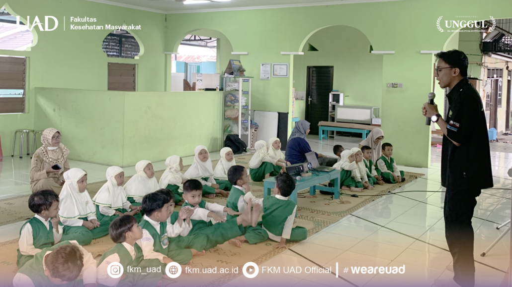 Tanamkan PHBS Sejak Usia Dini, Mahasiswa FKM UAD Hadir di Tengah Anak-Anak TK ABA Suryowijayan