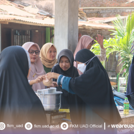 Peserta Sekolah Perempuan Memasak Siomay Ikan Lele bersama Tim PPKO IMM FKM UAD