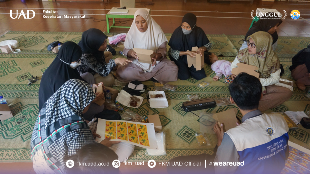 Tim PPK Ormawa IMM FKM UAD Ajak Peserta Sekolah Perempuan Praktik Pengemasan Makanan