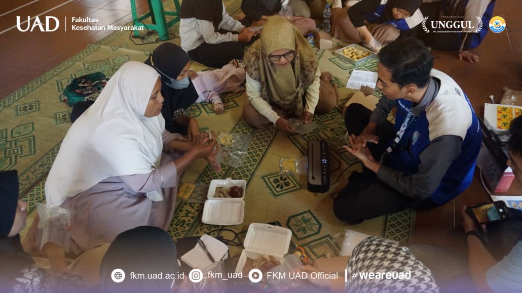 Tim PPK Ormawa IMM FKM UAD Ajak Peserta Sekolah Perempuan Praktik Pengemasan Makanan