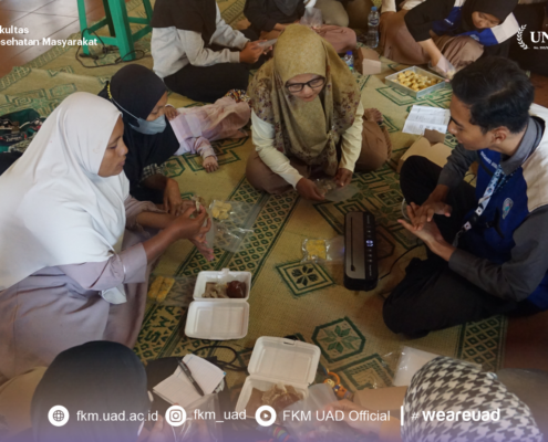 Tim PPK Ormawa IMM FKM UAD Ajak Peserta Sekolah Perempuan Praktik Pengemasan Makanan