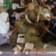 Tim PPK Ormawa IMM FKM UAD Ajak Peserta Sekolah Perempuan Praktik Pengemasan Makanan