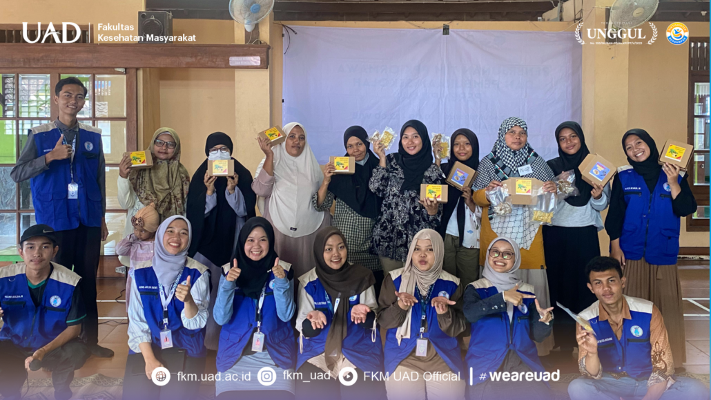 Tim PPK Ormawa IMM FKM UAD Ajak Peserta Sekolah Perempuan Praktik Pengemasan Makanan