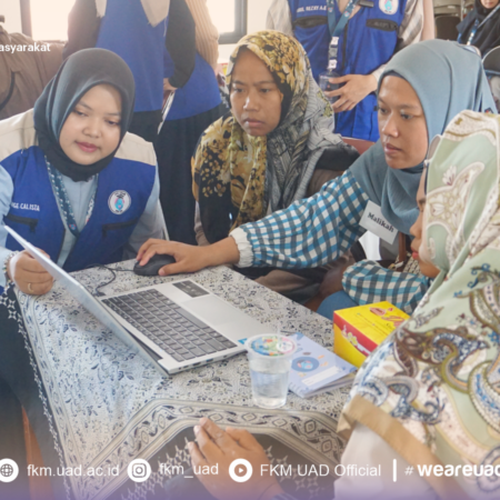 Latih Kreativitas Digital, Tim PPK Ormawa IMM FKM UAD Ajarkan Peserta Sekolah Perempuan Desain Kemasan dengan Canva