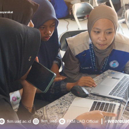 Latih Kreativitas Digital, Tim PPK Ormawa IMM FKM UAD Ajarkan Peserta Sekolah Perempuan Desain Kemasan dengan Canva