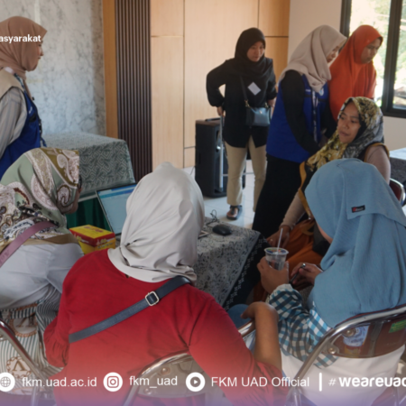 Latih Kreativitas Digital, Tim PPK Ormawa IMM FKM UAD Ajarkan Peserta Sekolah Perempuan Desain Kemasan dengan Canva