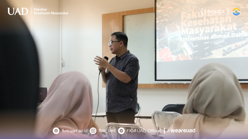 Bapak Muhammad Syamsu Hidayat, SE., M.Sc., Ph.D., (Wakil Dekan FKM UAD) saat mengenalkan dunia perkuliahan di UAD