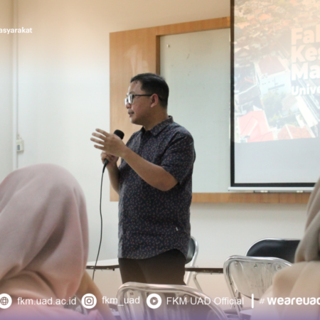 Bapak Muhammad Syamsu Hidayat, SE., M.Sc., Ph.D., (Wakil Dekan FKM UAD) saat mengenalkan dunia perkuliahan di UAD Bapak Muhammad Syamsu Hidayat, SE., M.Sc., Ph.D., (Wakil Dekan FKM UAD) saat mengenalkan dunia perkuliahan di UAD