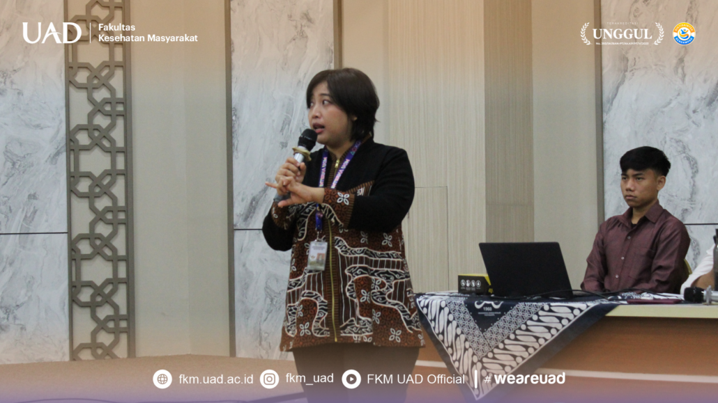 Penyampaian materi oleh narasumber 1 dalam acara seminar edukasi peringatan Hari Diabetes Sedunia