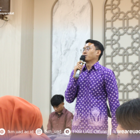 Penyampaian materi oleh narasumber 2 dalam acara seminar edukasi peringatan Hari Diabetes Sedunia Penyampaian materi oleh narasumber 2 dalam acara seminar edukasi peringatan Hari Diabetes Sedunia