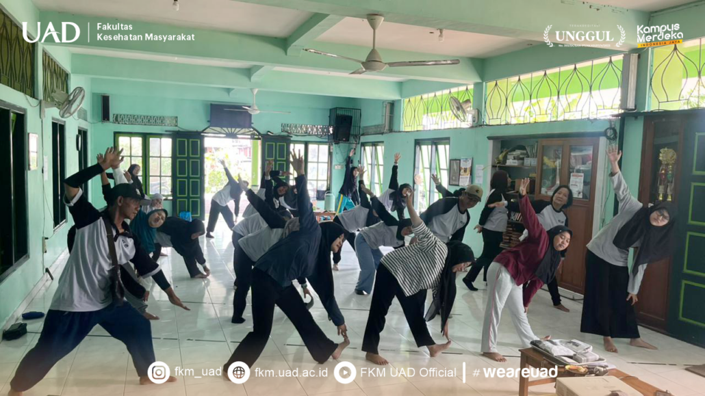 Gerak Bersama Lawan Obesitas: Tim PBL Kelompok 30 Gelar Senam dan Edukasi Kesehatan