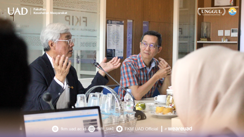 Prof. Hao Jang-Yang dan Prof. Kai Sung Wang saat mendiskusikan berbagai peluang kerja sama internasional yang dapat dikembangkan