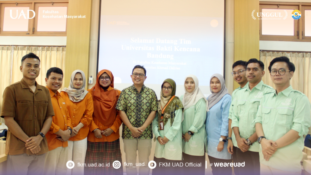 Foto Bersama dalam acara Terima Kunjungan Benchmarking Universitas Bhakti Kencana di FKM UAD