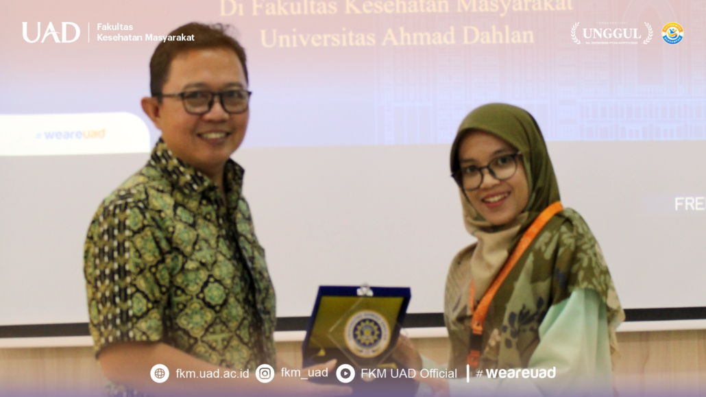 Serah Terima Cenderamata Kunjungan Benchmarking Universitas Bhakti Kencana di FKM UAD